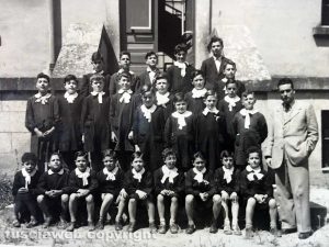 La IV elementare nel 1950 alle scuole Principe di Napoli in via Vetulonia