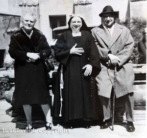1971 - Viterbo - Cortile interno al monastero di Santa Rosa con suor Maria Paolina