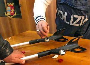 Roma - Polizia - Droga nelle stampelle