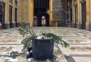 Napoli - Rubato l'albero di Natale