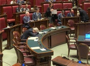 Roma - Vittorio Sgarbi si addormenta in aula