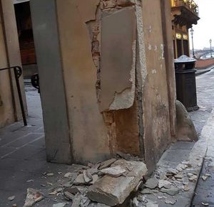 Firenze - La colonna del Corridoio Vasariano distrutta dal furgone