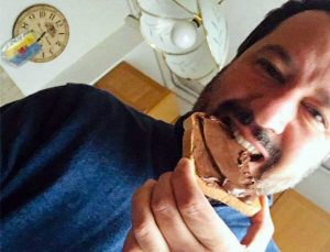 Matteo Salvini mangia pane e Nutella