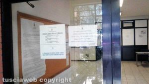 Viterbo - Il cartello esposto fuori dagli uffici della polizia locale