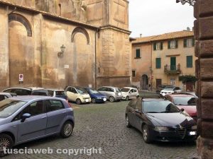 Tuscania - Parcheggi selvaggi nel centro storico
