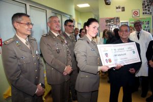 Viterbo - La scuola marescialli dona un assegno a Eta beta onlus