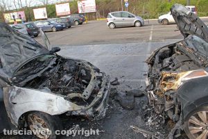 Viterbo - Auto in fiamme al parcheggio del supermercato