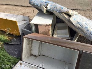 Viterbo - Strada Freddano - Discarica a cielo aperto