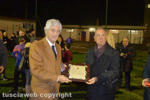 Il segretario dell'Asd Tarquinia Calcio Antonio Menegaldo premia Gianni Rivera