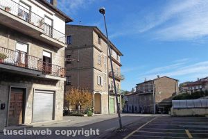 Montefiascone - Il palo pericolante in via Bastiglia