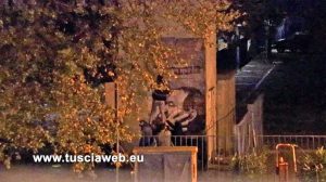 Viterbo - Il gruppo di ragazzi mentre affigge il manifesto contro Bergoglio e Lucano
