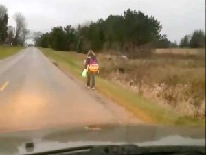 Bimba a piedi per punizione