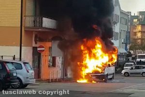 Civita Castellana - Il pulmino in fiamme a piazza della Liberazione