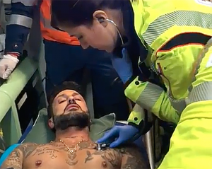 Milano - Fabrizio Corona in ambulanza dopo l'aggressione