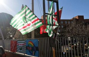 Le bandiere dei sindacati a Villa Immacolata