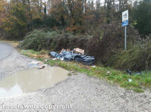 Viterbo - Rifiuti al fontanile di Fiescoli