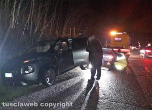 Montefiascone - Scontro tra due auto, una finisce fuori strada sulla Cassia nord