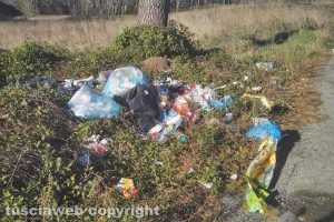 Valentano - Rifiuti lungo l'area di sosta