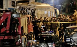 Egitto - Pullman saltato in aria vicino alle piramidi di Giza