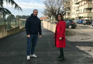 L'asfaltatura completata in via Castel di Fano - Sul posto il consigliere Achilli e l'assessora Allegrini