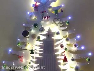 Viterbo - Albero di Natale a parete antigatto