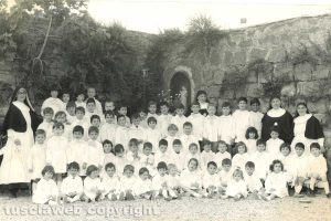 Viterbo - Foto di gruppo all'asilo Santa Rosa nel 1967