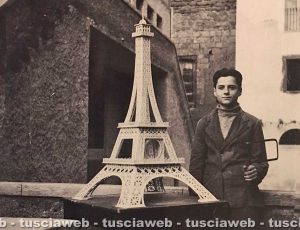 Viterbo - Fine anni ‘50 - Franco Catoni accanto a un modellino della Torre Eiffel