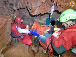 Le operazioni di salvataggio della speleologa