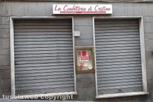 Montefiascone - Negozi chiusi in corso Cavour