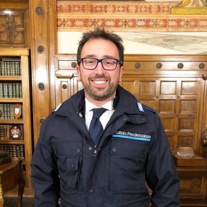 Il ministro della Giustizia Alfonso Bonafede con la divisa della polizia penitenziaria