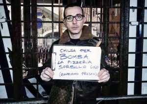 Napoli - Bomba contro una pizzeria - Il titolare col cartello di chiusura