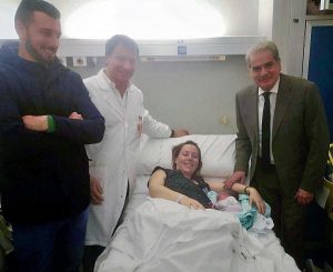 Il sindaco Arena con la prima viterbese nata nel 2019