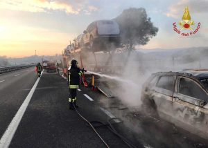Chiusi - Bisarca a fuoco sulla A1