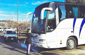 Rossella Muroni ferma il bus a Castelnuovo di Porto