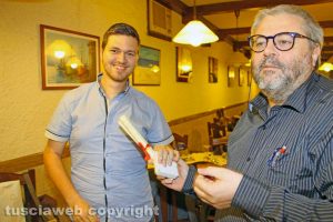 Mirco Fortini con il direttore Carlo Galeotti - La consegna dell'attestato