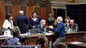 Viterbo - Consiglio comunale - L'assessore Barbieri con Ricci