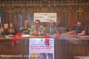 Viterbo - La presentazione della calza della Befana più lunga del mondo