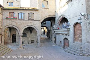 Viterbo - Piazza San Pellegrino e palazzo degli Alessandri