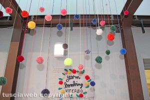 Viterbo - La mostra di Yarn bombing