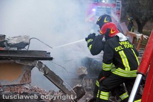 Viterbo - Vigili del fuoco in azione