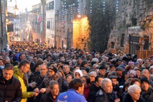 Tarquinia - Persone in fila all'ingresso in via Aberata Dante Alighieri