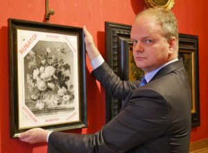 Uffizi - Il direttore Schmidt con la copia del quadro rubato dai nazisti