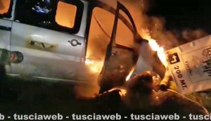 Viterbo – Furgoncino si schianta e va a fuoco in strada Bagni