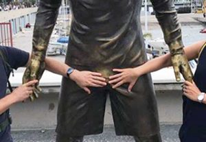 Funchal - Turisti toccano la statua di Cristiano Ronaldo