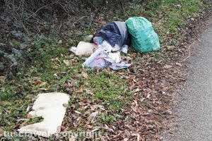 Vetralla - Rifiuti lungo la strada provinciale di Monte Fogliano