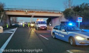 Viterbo - Cadono calcinacci dal cavalcavia - Intervento di Polstrada e Anas