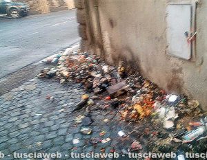 Bagnaia - Rifiuti bruciati in piazza