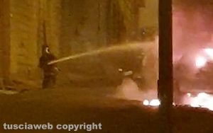Carbognano - Auto in fiamme - L'intervento dei vigili del fuoco
