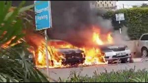 Nairobi, auto in fiamme