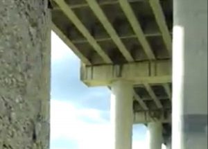 Pilone del viadotto che si sgretola sulla E45